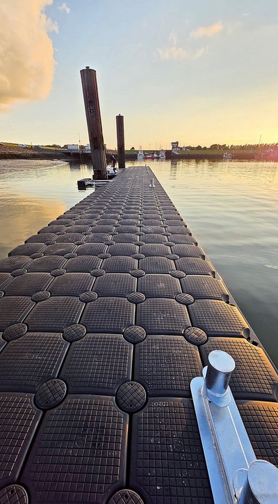 der neue Steg im Hafen Hooksiel im Detail