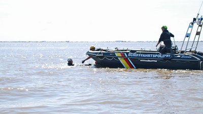 Boot bei der Rettungsübung mit Taucher im Wasser