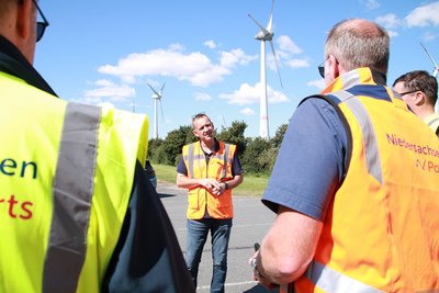 Seit 2023 für die Arbeitssicherheit bei NPorts und dem JWP zuständig: Hans Otto de Vries bespricht die Notfallübung.