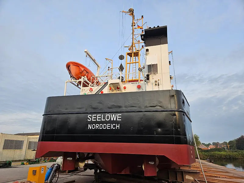 Heck der „Seelöwe Norddeich“ nach dem Neuanstrich: schwarzer Rumpf, rotes Unterwasserschiff und weiße Schrift.