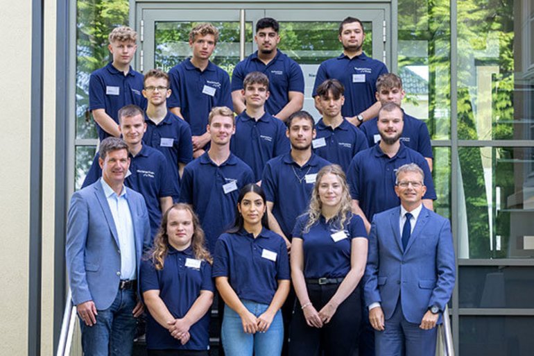 Gruppenfoto von Azubis am Azubi-Tag 2023 mit der Geschäftsführung
