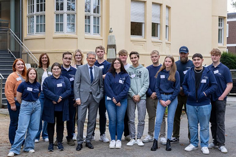 Die Auszubildenden von 2024 mit Holger Banik auf dem Azubi-Tag 2024