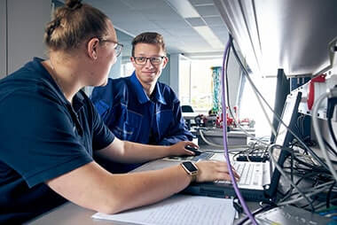 Ausbildung Elektronik Fachrichtung Betriebstechnik bei NPorts im Hafen Auszubildene in der Elektronik Fachrichtung Betriebstechnik