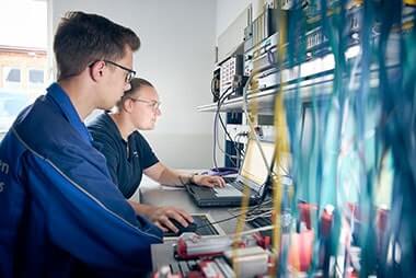 Ausbildung Elektronik Fachrichtung Energie- und Gebäudemanagement bei NPorts im Hafen Auszubildende in der Elektronik Fachrichtung Energie- und Gebäudemanagement