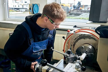 Ausbildung in der Industriemechanik bei NPorts im Hafen Auszubildender in der Industriemechanik