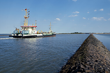 Ausbildung in der Schiffsmechanik bei NPorts im Hafen Schiff auf der Nordsee