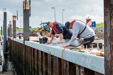 Ausbildung im Wasserbau bei NPorts im Hafen Auszubildende im Wasserbau