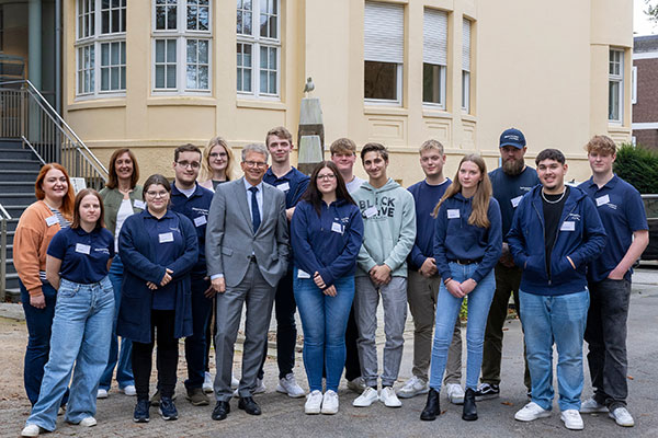 Gruppenfoto von Azubis am Azubitag 2024 mit dem Geschäftsführer