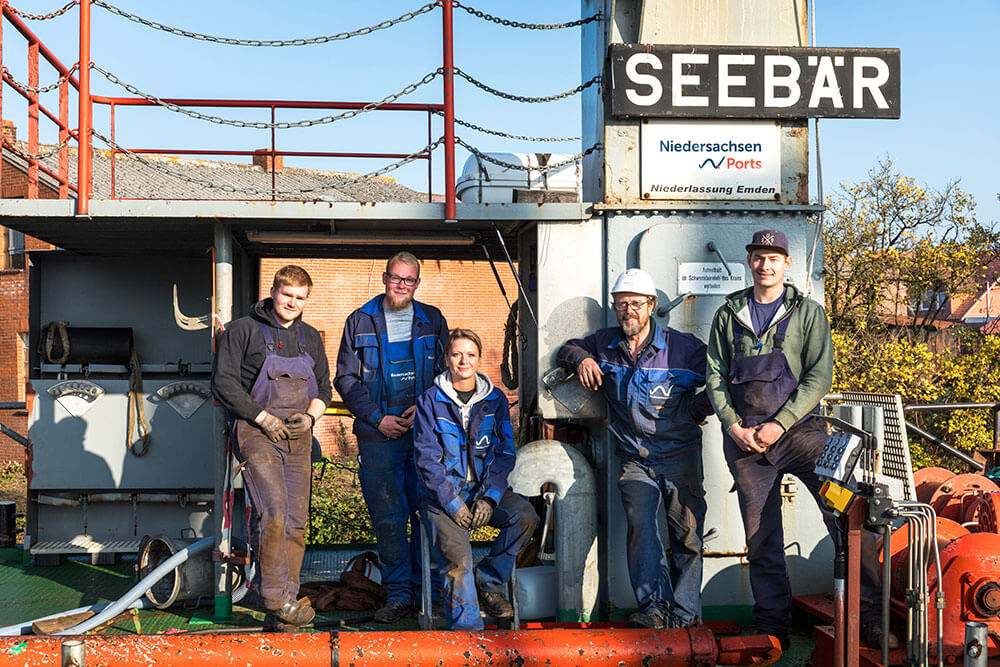 Gruppenfoto der Besatzung des Mehrzweckschiffs Seebär an Deck