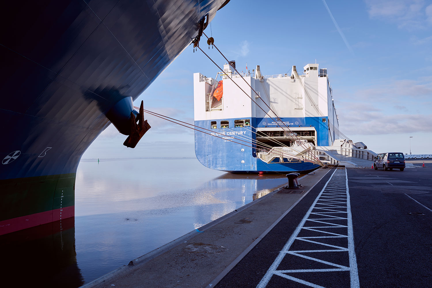 Auto-Transportschiff vertäut an der Kaimauer im Hafen Emden