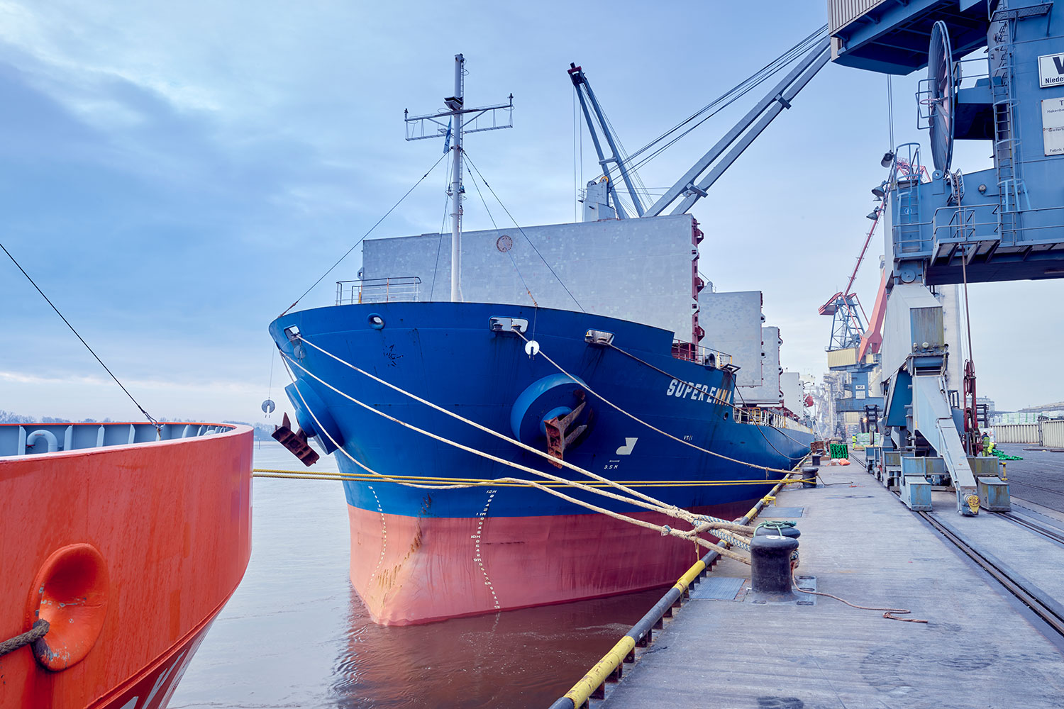 Schiff an der Kaimauer im Hafen Brake