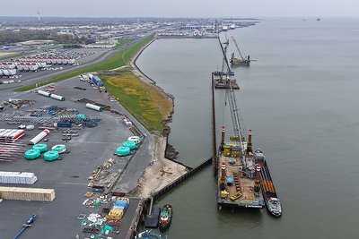 Die neue durchgehende Spundwandlinie zeigt den Fortschritt im Hafen Cuxhaven: Der Lückenschluss zwischen den Liegeplätzen 5 und 7 ist geschafft.