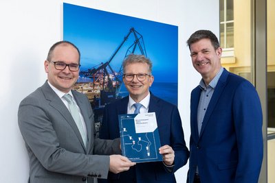 Die Geschäftsführer von Niedersachsen Ports, Holger Banik (Mitte) und Volker Weiß (rechts), präsentieren gemeinsam mit dem Niedersächsischen Minister für Wirtschaft, Verkehr und Bauen, Grant Hendrik Tonne (links), das Perspektivpapier zur Weiterentwicklung des Hafens Wilhelmshaven. Foto: NPorts/ Andreas Burmann