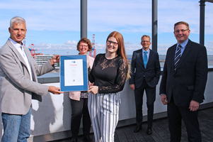 Gruppenfoto bei der Ehrung zur besten Abschlussprüfung