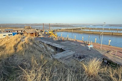 Abbruch (Aufnahme vom 3.3.26): Der Rückbau der Holzkonstruktion markiert den sichtbaren Start der Modernisierung des Inselversorgungshafens. (Bild: Weeken/NPorts)