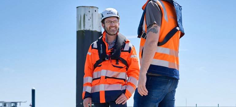 Lucas Gall und ein kollege im Hafen stehend im Gespräch