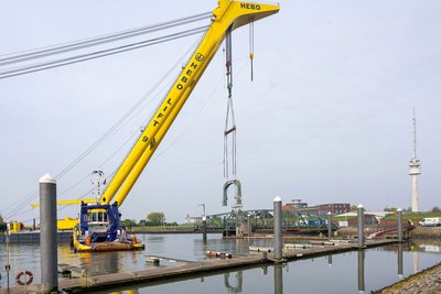 Portalbogen der Nassaubrücke im Hafen Wilhelmshaven am Schwimmkran