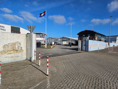 Hochwasserschutztor - Die Instandsetzung dieses Hochwasserschutztors auf Norderney ist für den Zeitraum Mai bis August geplant. Die Kosten liegen bei etwa 350.000 Euro. (Bild: NPorts)