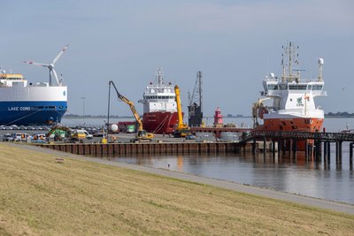 Blick auf den Emskai mit der Westmole im Emder Außenhafen, der überwiegend für den Automobil- und Zelluloseumschlag genutzt wird.