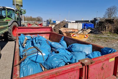 Container voller Müllsäcke