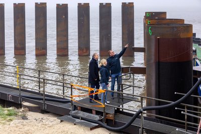 Gemeinsam den Fortschritt im Blick: NPorts-Geschäftsführer und der Niederlassungsleitung bei einem Baustellenbesuch an den neuen Liegeplätzen 5 bis 7 in Cuxhaven.