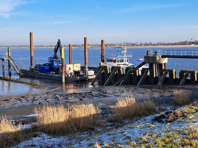 Blick auf die Spülstation am Niedersachsenkai: Das bei den Baggerarbeiten im Binnenhafen Brake gewonnene Material wird vom Schiff über Trichter und Leitungen auf das Spülfeld transportiert, dort getrocknet und später als Auffüllmaterial genutzt. (Bild: NPorts)