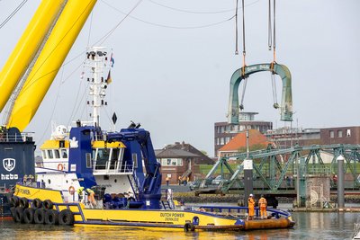 Der Portalbogen der Nassaubrücke hängt am Kran
