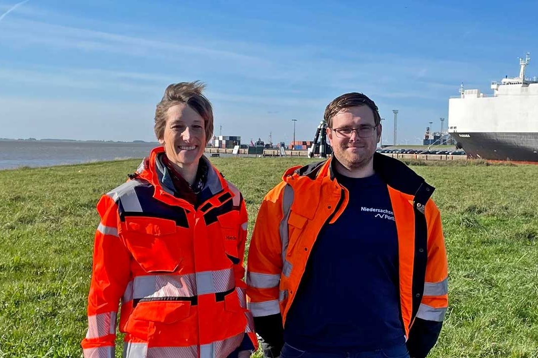 Katrin Büscher und Andre Dirksen vor der Mole auf Norderney