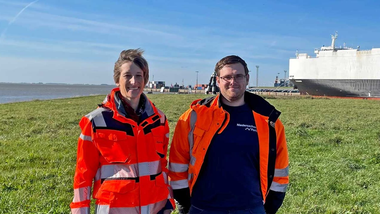 Katrin Büscher und Andre Dirksen vor der Mole auf Norderney