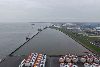 Die neue durchgehende Spundwandlinie zeigt den Fortschritt im Hafen Cuxhaven: Der Lückenschluss zwischen den Liegeplätzen 5 und 7 ist geschafft.