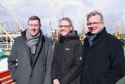 Neues Gesicht in der Niederlassung Norden: Friedrich Voß (links) verabschiedet sich in den Ruhestand und übergibt die Leitung an Anja Bokeloh. Gemeinsam mit NPorts-Geschäftsführer Holger Banik gaben sie in Norddeich bei einem Pressegespräch einen Einblick in aktuelle Projekte. (Bild: J. Ziegeler/NPorts)