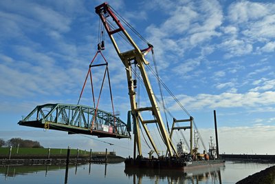 Frisch restauriert schwebt die Nassaubrücke zurück an ihren Platz