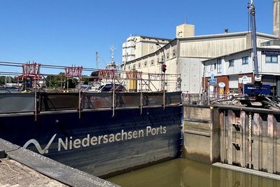 Eine provisorische Gerüstkonstruktion ermöglicht derzeit die Überquerung des Binnentores der Braker Schleuse. (Bilder: Jahn/NPorts)