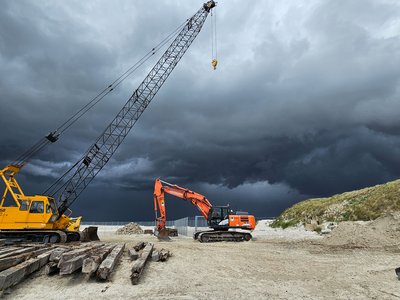 Artenschutz geht vor: Seit Mitte Juni standen die Bagger auf der Wangerooger Baustelle still. (Bild: Katrin Büscher/NPorts)