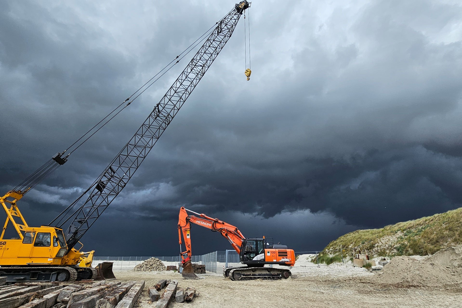 Artenschutz geht vor: Seit Mitte Juni standen die Bagger auf der Wangerooger Baustelle still. (Bild: Katrin Büscher/NPorts)