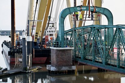 Niedersachsen Ports hat die Nassaubrücke am Hannoverkai sanieren und im Nassauhafen das Mauerwerk der beiden Portalpfeiler instand setzen lassen. Am Mittwoch, 26. November, ist die Brücke an ihren angestammten Platz im Nassauhafen gehoben worden.