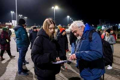 Denise Schablitzki und Dr. Andreas Hänel von der Fachgruppe Darker Sky im Hafen Norddeich 