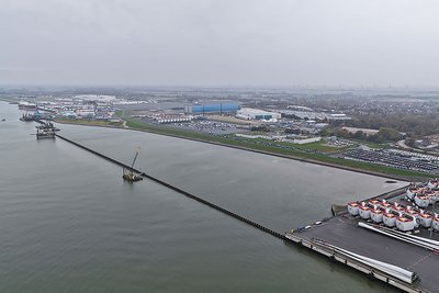 Die neue durchgehende Spundwandlinie zeigt den Fortschritt im Hafen Cuxhaven: Der Lückenschluss zwischen den Liegeplätzen 5 und 7 ist geschafft.