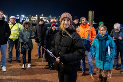 Denise Schablitzki stellte den Gästen der Info-Veranstaltung bei einem Rundgang im Hafen Norddeich die neue Beleuchtungsanlage vor. Diese wird nun während der dunklen Wintermonate getestet, die gewonnenen Erkenntnisse sollen in die langfristige Ausweitung des Konzeptes auf weitere NPorts-Standorte einfließen.
