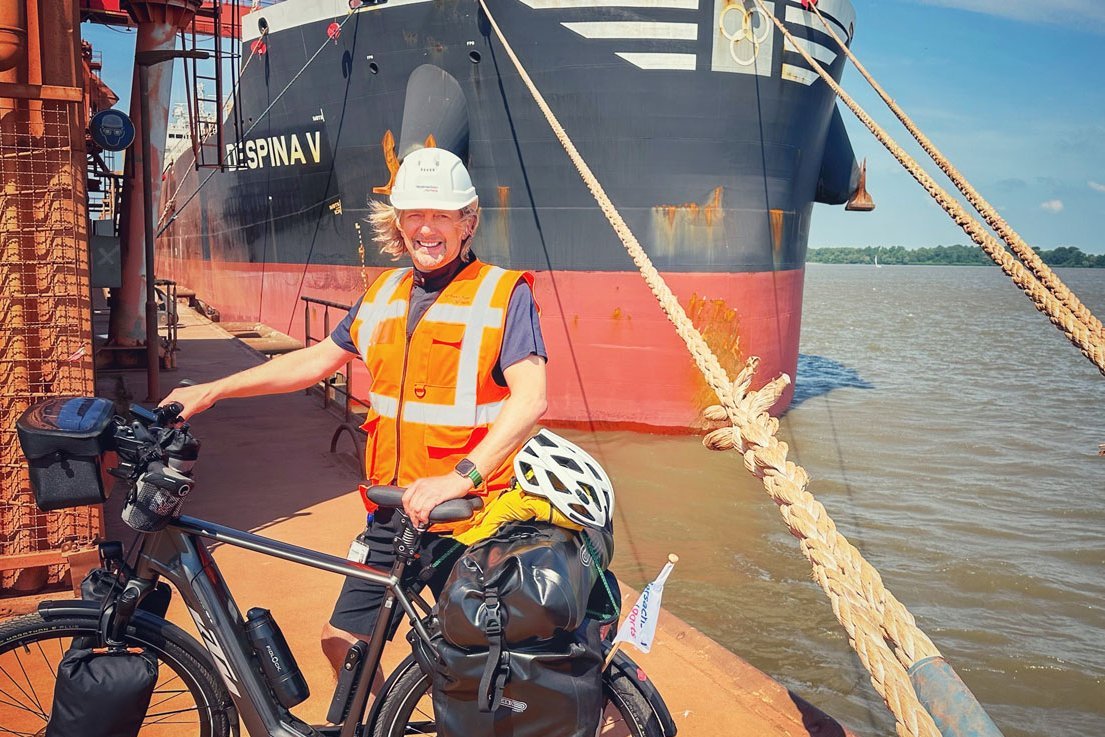 jens Almer mit seinem Fahrrad im Hafen Stade vor einem Schiff