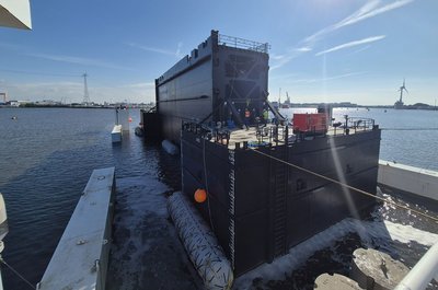 Ein erster Versuch, das Tor am 28. Juli im Emder Binnenhafen vom Schwerlastponton auszuschwimmen, musste abgebrochen werden. (Bild: Ziegeler/NPorts)