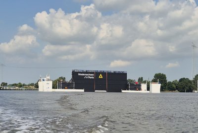Das neue Reservetor für die Große Seeschleuse auf der „BHV Innovation“ im Emder Hafen. Die beiden seitlich angeordneten Auftriebskörper reduzieren nach dem Ausschwimmen den Tiefgang des rund 1.200 Tonnen schweren Tores. (Bilder: Ziegeler/NPorts)