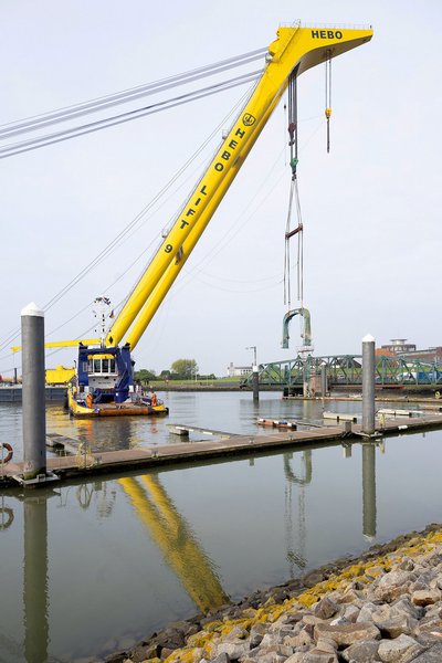 Portalbogen der Nassaubrücke im Hafen Wilhelmshaven schwebt am Schwimmkran
