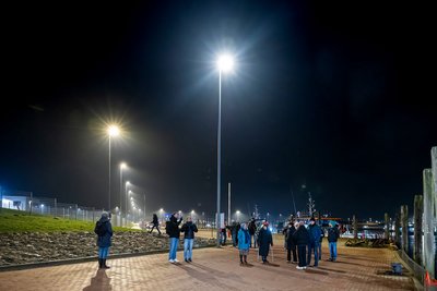 Bei einem geführten Rundgang im Hafen Norddeich konnten die Gäste der Info-Veranstaltung die neue Beleuchtungsanlage selbst erleben. 