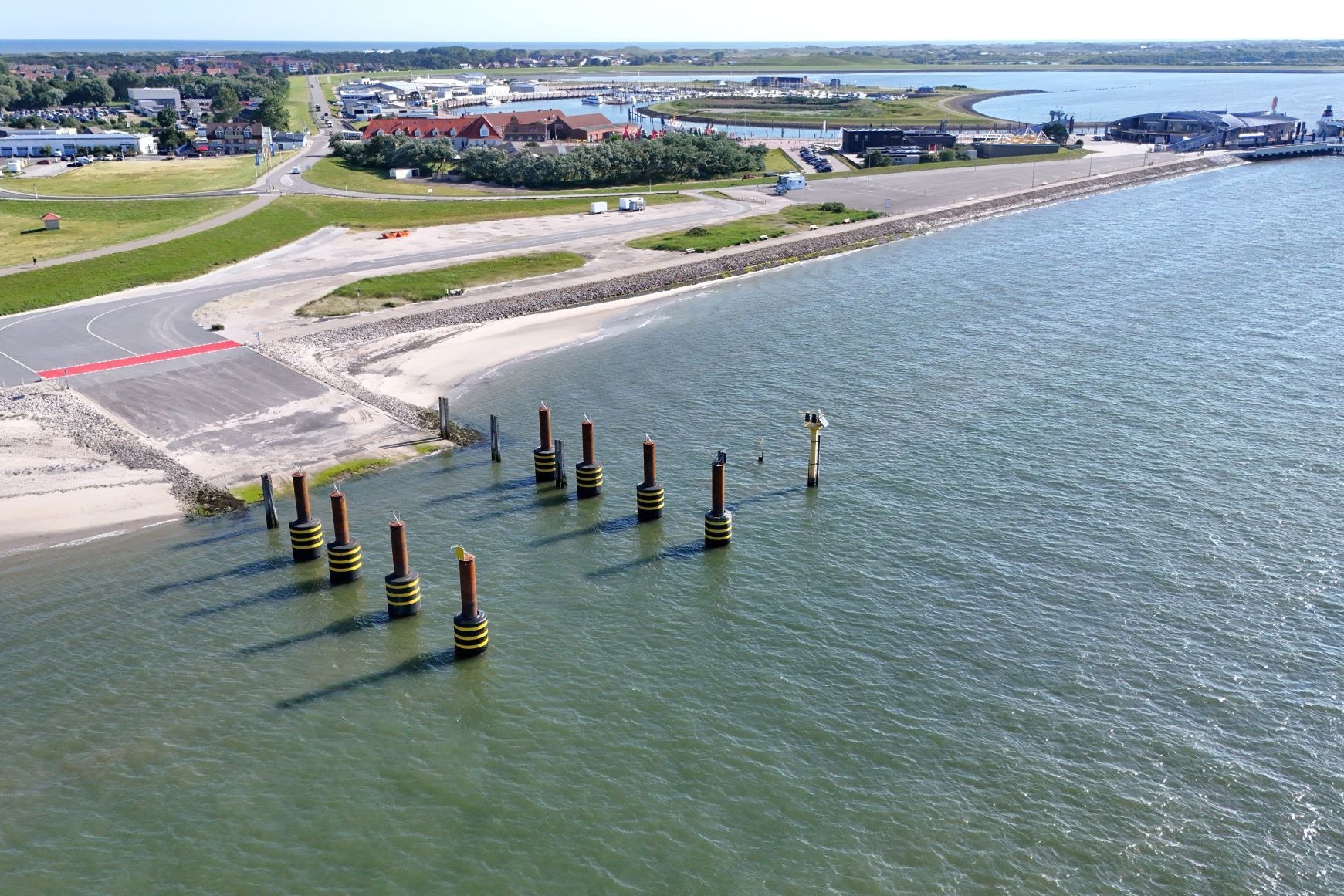 Die modernisierte Schwerlastrampe auf Norderney mit acht neuen Stahlrohrdalben mit Donut-Fendern
