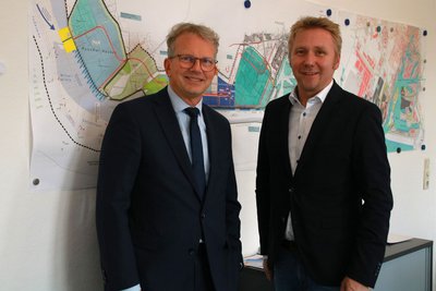 „Man sieht den Hafen vor lauter Projekten nicht!“  Holger Banik und Aiko Hollander erläutern in einem Pressegespräch die aktuelle Hafenentwicklung in Emden.