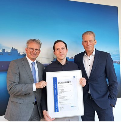 Freuen sich über die erneute Zertifizierung (von links): Holger Banik, Geschäftsführer der Niedersachsen Ports GmbH & Co. KG sowie der JadeWeserPort Realisierungs GmbH & Co. KG, Antonio Jolov-Schürholz, seit 2016 bei NPorts tätig und verantwortete als Qualitätsmanagementbeauftragter den Aufbau des QMS sowie Hendric Maasch, Leiter des Zentralbereiches Kaufmännische Angelegenheiten bei NPorts (Foto: Tamizuddin/NPorts).