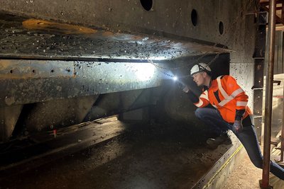 Bauleiter Marc Dörger begutachtet das Außentor der Braker Schleuse. (Bild: Walther/NPorts)