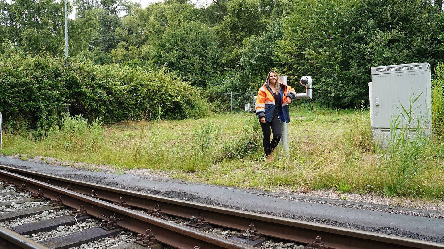 Romina Hanisch an Bahngleisen bei der KI-Kamera für das Projekt RaDaR