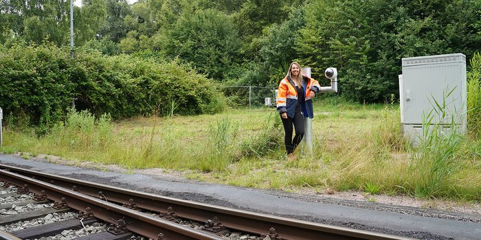 Romina Hanisch an Bahngleisen bei der KI-Kamera für das Projekt RaDaR